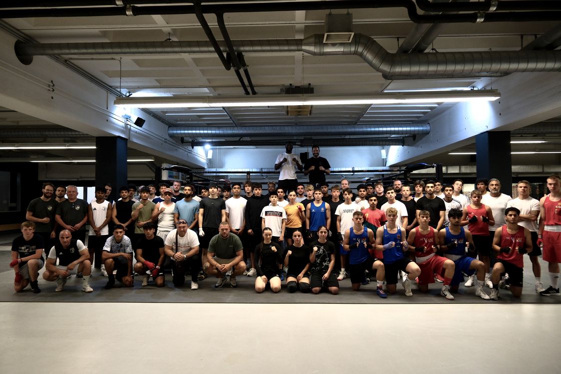 Mitglieder und Coaches des Bomaye Gym Munich beim gemeinsamen Boxtraining in der Halle