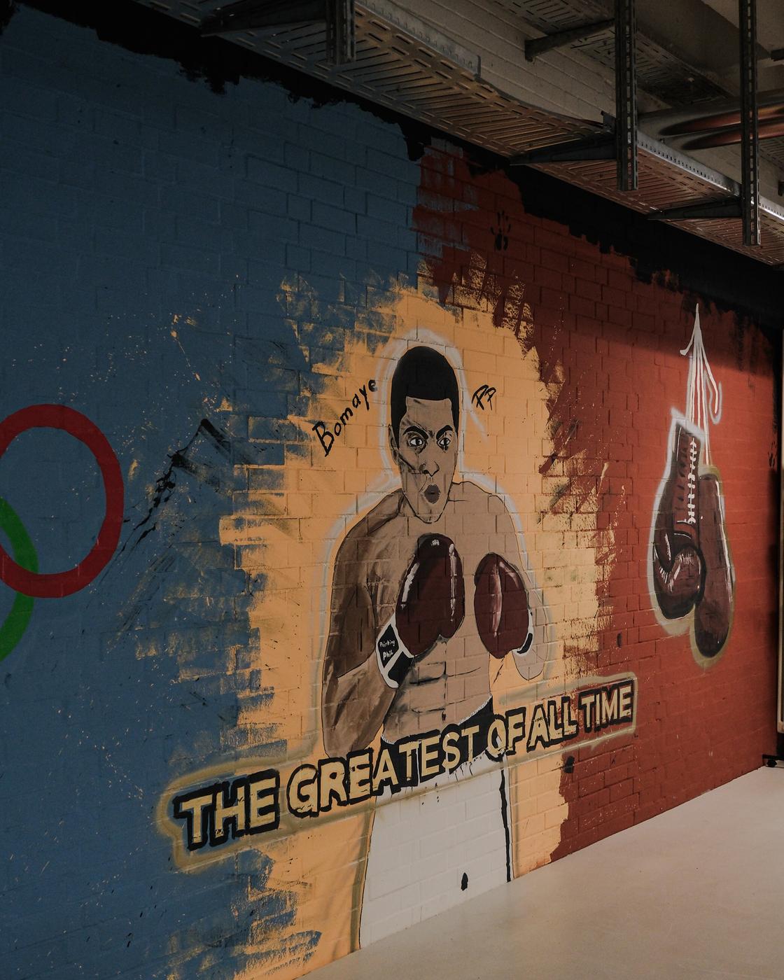 Muhammad-Ali-Wandbild „The Greatest of All Time" im Bomaye Gym Munich, Wilhelm-Hale-Straße